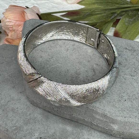 Vintage‎ Monet Silver Tone Wave Bangle Bracelet - Picture 1 of 5